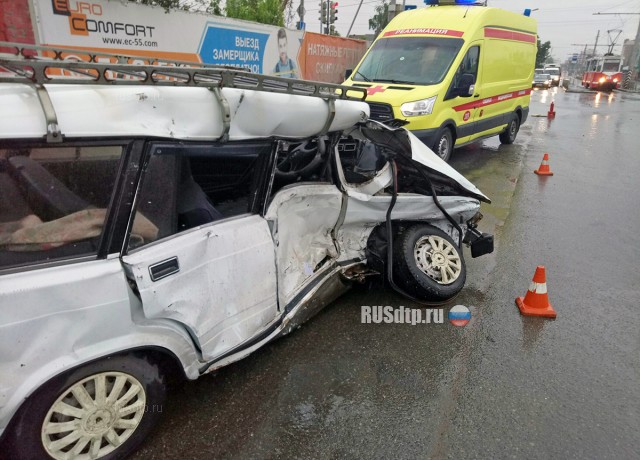 В Омске Toyota Land Cruiser врезался в сарай. ВИДЕО