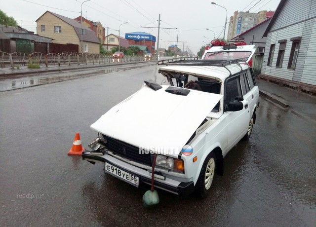 В Омске Toyota Land Cruiser врезался в сарай. ВИДЕО