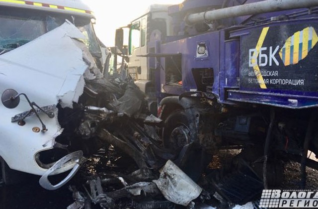 Жесткая авария с грузовиками в Вологде попала на видео