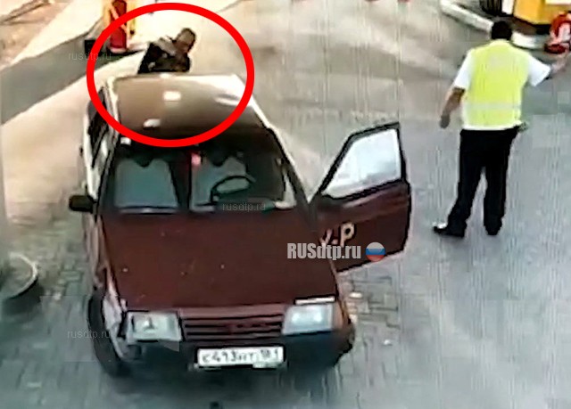 В Ростове водитель протаранил заправку и попытался сжечь свою машину