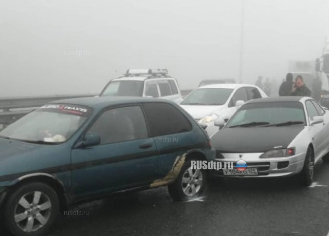 Десятки автомобилей столкнулись из-за тумана во Владивостоке. ВИДЕО
