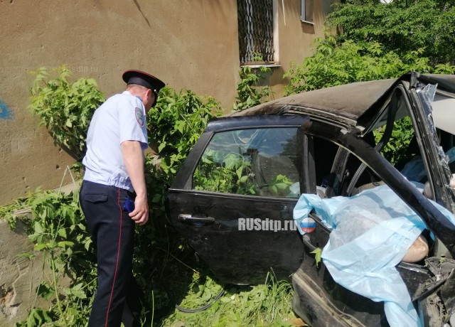В Иванове «Лада» сбила пешехода и врезалась в жилой дом. Четверо погибли