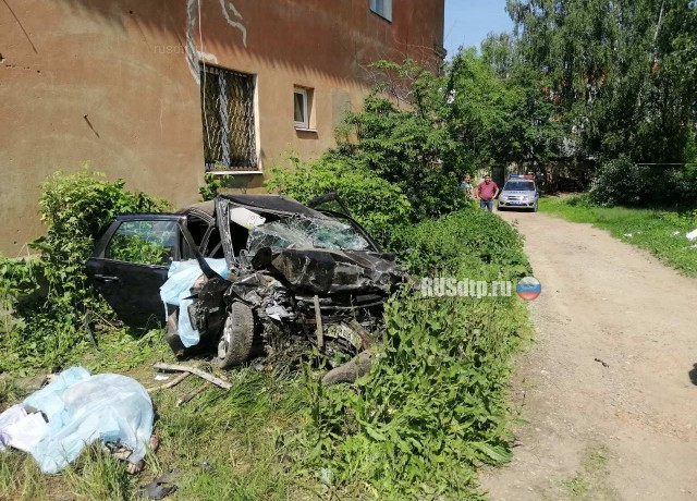 В Иванове «Лада» сбила пешехода и врезалась в жилой дом. Четверо погибли