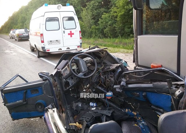 ВАЗ-21099 с людьми разорвало в результате столкновения с автобусом под Липецком