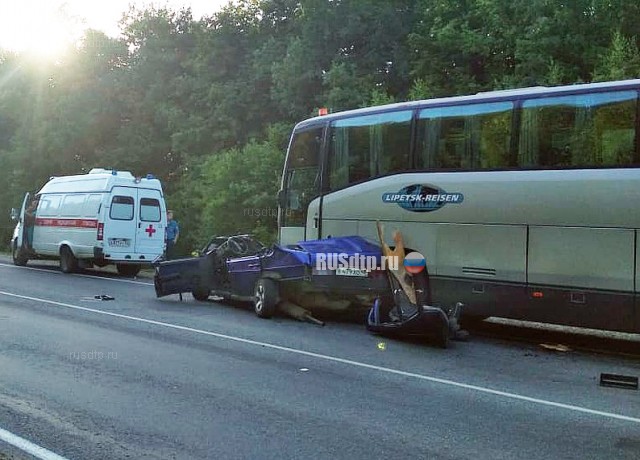 ВАЗ-21099 с людьми разорвало в результате столкновения с автобусом под Липецком