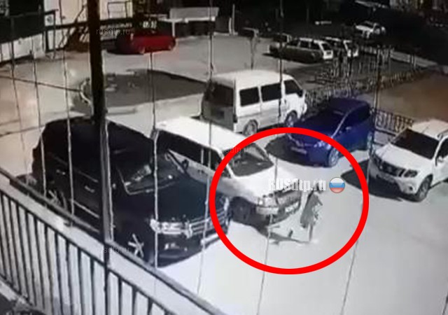 В Якутске автомобиль сбил ребенка во дворе. ВИДЕО