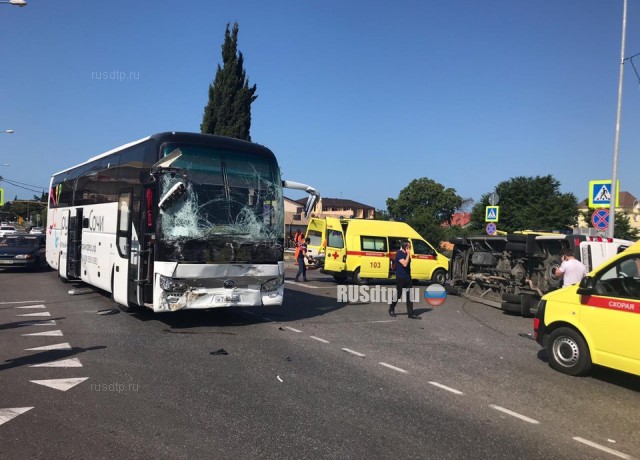 Камера запечатлела момент ДТП с участием автобусов в Сочи