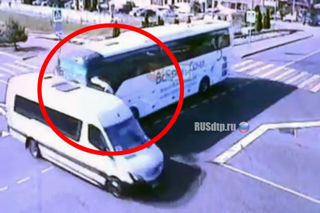 Камера запечатлела момент ДТП с участием автобусов в Сочи