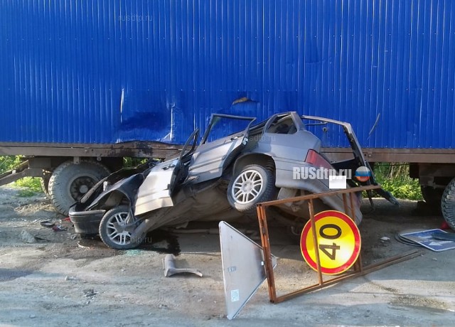В Свердловской области водитель погиб, врезавшись в вагончик-бытовку