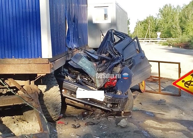 В Свердловской области водитель погиб, врезавшись в вагончик-бытовку