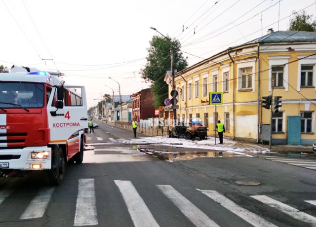 Водитель «Логана» врезался в столб и погиб в ДТП в Костроме. ВИДЕО