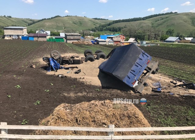В Башкирии в ДТП погиб водитель зерновоза. Видео с камеры