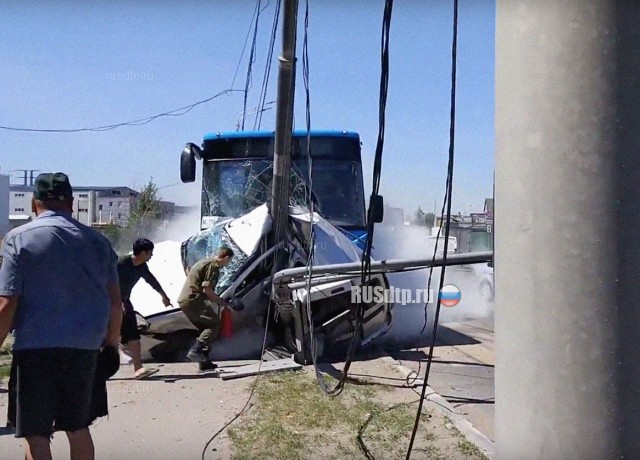 «Ладу» намотало на столб в результате ДТП с автобусом в Новой Москве. ВИДЕО