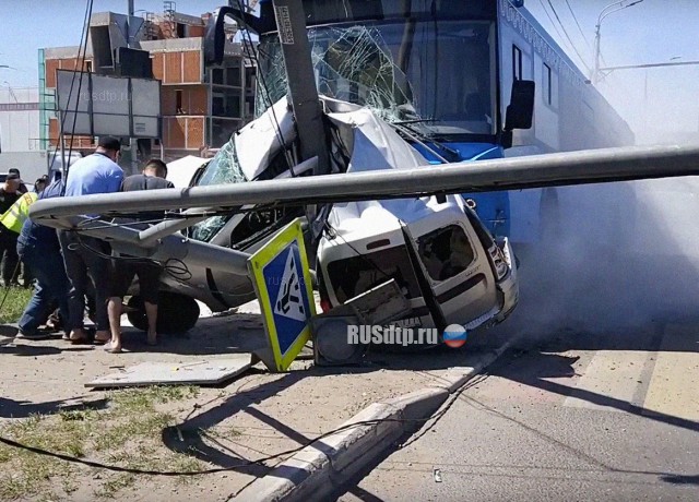 «Ладу» намотало на столб в результате ДТП с автобусом в Новой Москве. ВИДЕО