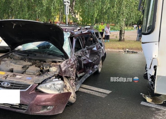 В Нижнекамске в ДТП с автобусом погиб водитель «Приоры»