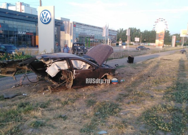 Камера запечатлела момент ДТП с разорванным автомобилем в Астрахани