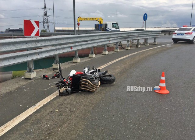 В Тюмени мотоциклист упал с моста и погиб