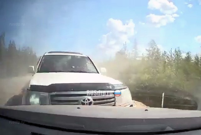 Лобовое столкновение в пыли на трассе в Якутии. ВИДЕО