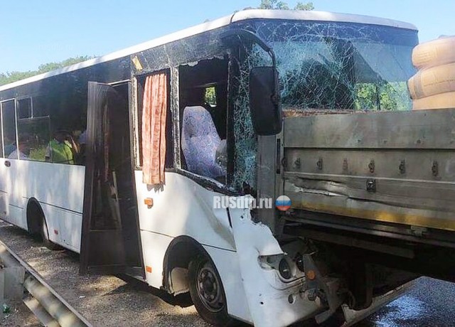 На Кубани рейсовый автобус врезался в грузовик. Пострадали 17 человек