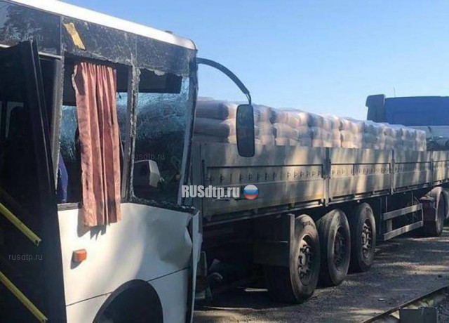 На Кубани рейсовый автобус врезался в грузовик. Пострадали 17 человек