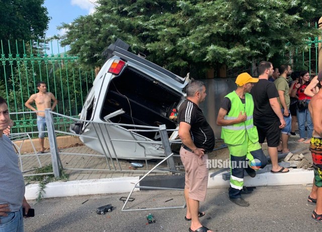 В Сочи автомобиль влетел в остановку. Погибли женщина и ребенок