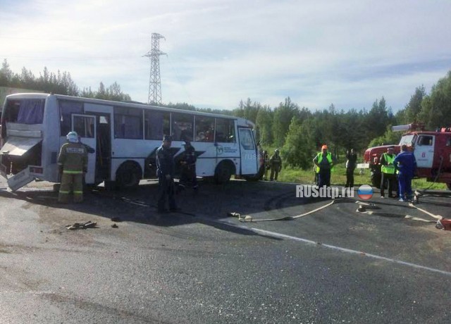 В Челябинской области автобус врезался в бензовоз. Двое погибли