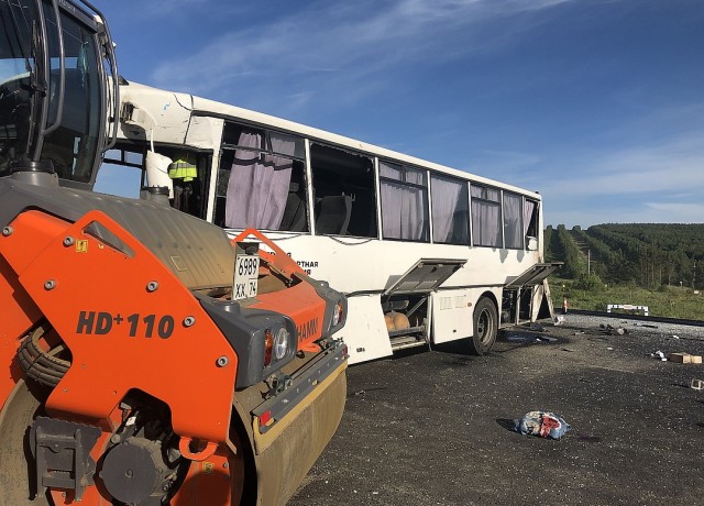 В Челябинской области автобус врезался в бензовоз. Двое погибли