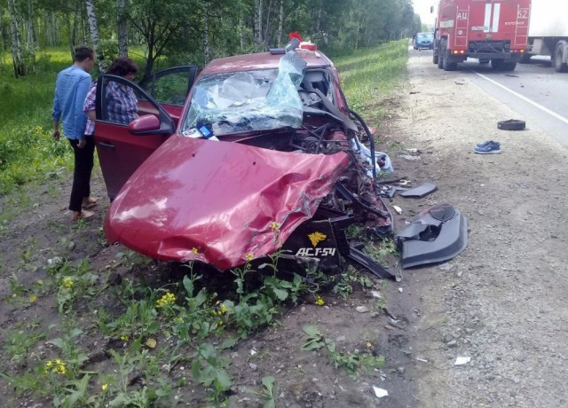 Под Новосибирском водитель уснул за рулем и врезался в грузовик. ВИДЕО