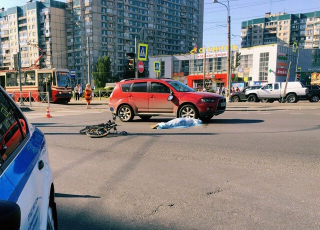 В Петербурге женщина на Mitsubishi насмерть сбила велосипедиста. ВИДЕО