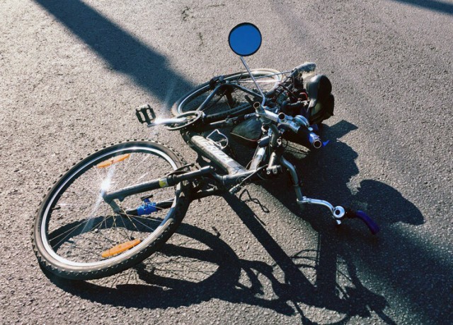 На крестовском острове сбили велосипедиста. В Санкт Петербурге сбили велосипедиста. Сбили велосипедиста на Крестовском. Сбитый велосипедист Воскресенск. СПБ Вольво сбил велосипедиста.