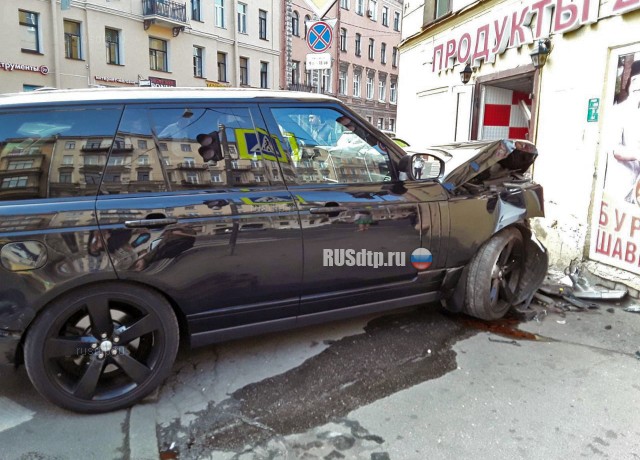 В Петербурге Range Rover врезался в магазин по продаже шавермы
