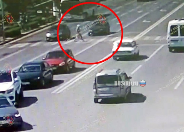 Пенсионерка попала под колеса автомобиля в Волгограде. ВИДЕО