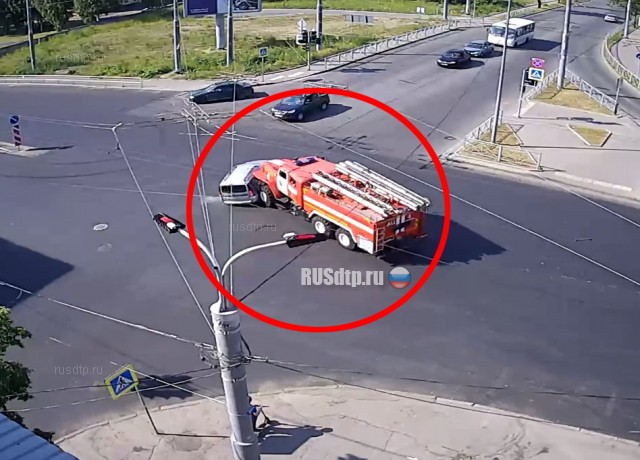 Момент ДТП с пожарной машиной в Петрозаводске