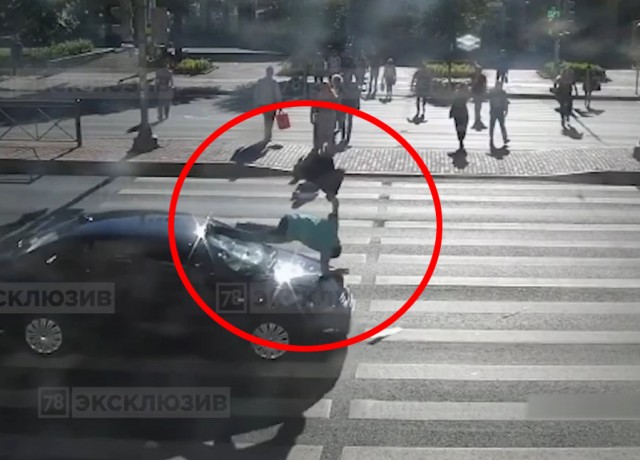 У Фрунзенской в Петербурге сбили пешехода. ВИДЕО