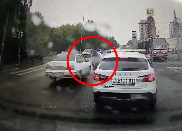 В Екатеринбурге автомобиль Daewoo Nexia сбил 21-летнего пешехода. ВИДЕО
