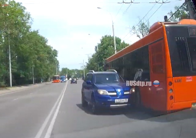 В Калининграде водитель без прав врезался в пожарную машину. ВИДЕО