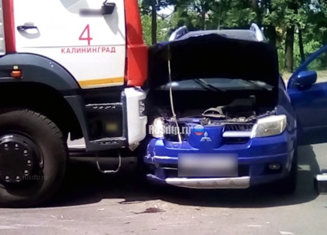 В Калининграде водитель без прав врезался в пожарную машину. ВИДЕО