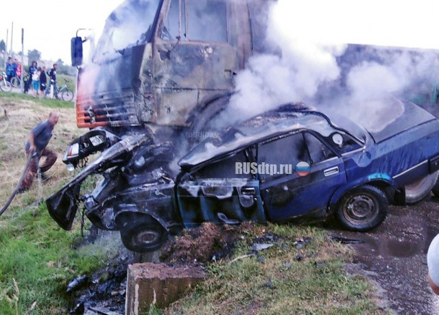 Под Новгородом в огненном ДТП погиб водитель «Жигулей» 