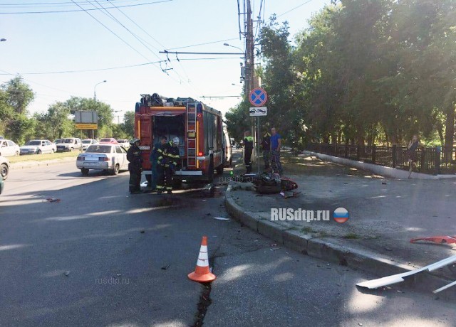 Маршрутка подбила мотоцикл в Волгограде. ВИДЕО