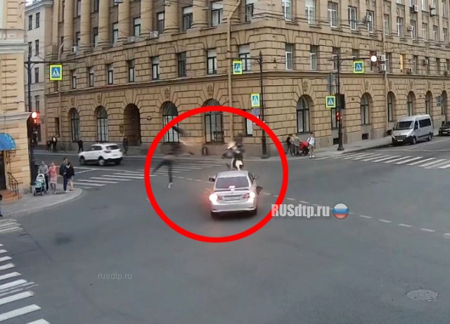 В Петербурге тяжело пострадала мотоциклистка. ВИДЕО