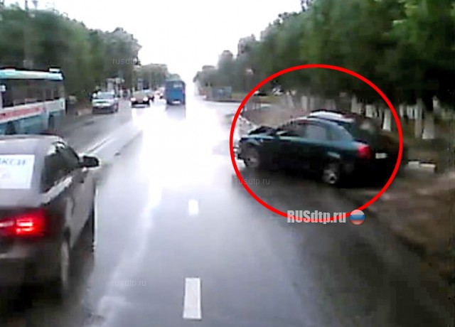 Водитель совершил ДТП на Петербургском шоссе в Твери и скрылся. ВИДЕО