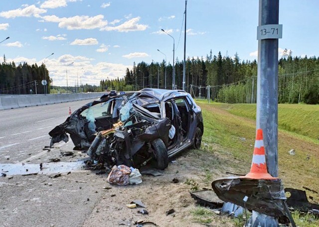 Автомобиль с семьёй врезался в столб на трассе «Скандинавия»