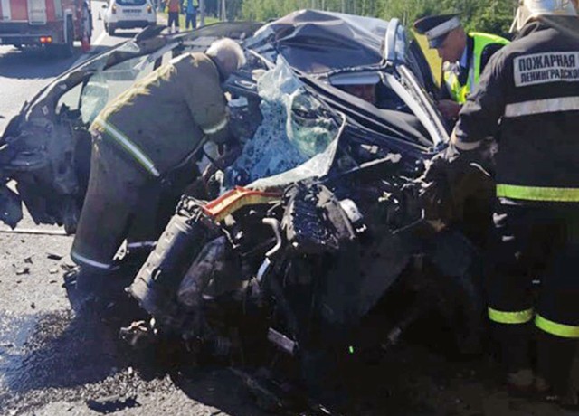 Автомобиль с семьёй врезался в столб на трассе «Скандинавия»