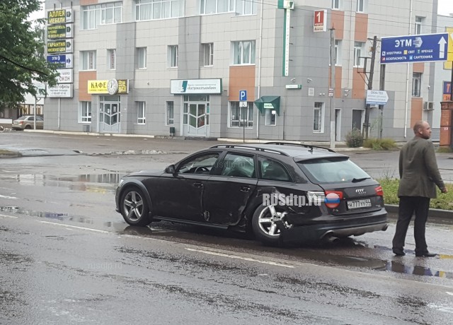 Водитель Audi устроил замес в Костроме и сбежал. ВИДЕО