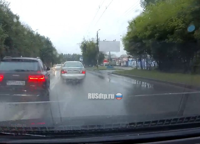 Водитель Audi устроил замес в Костроме и сбежал. ВИДЕО