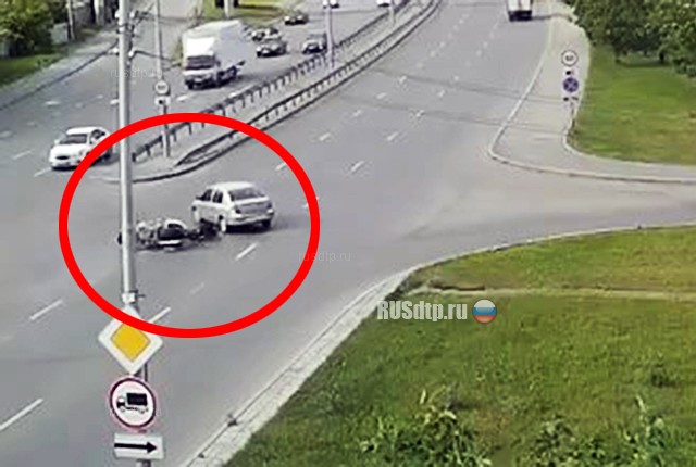 В Екатеринбурге в ДТП погиб мотоциклист. ВИДЕО