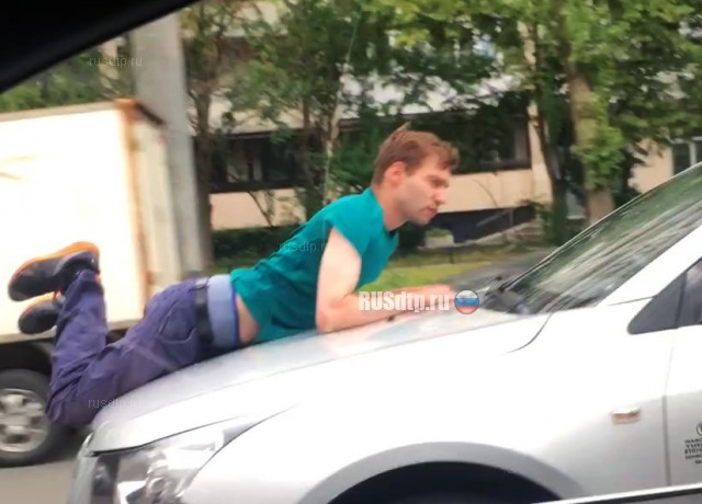 В Петербурге автоледи прокатила ухажёра на капоте. ВИДЕО