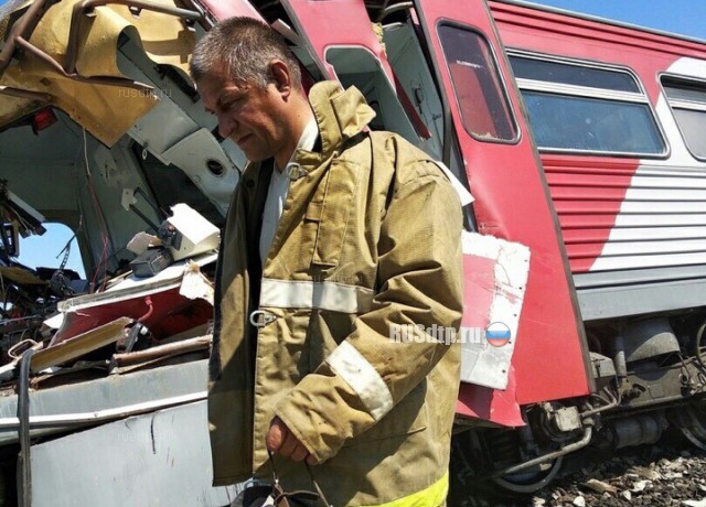 Двое погибли при столкновении тепловоза и грузовика в Псковской области