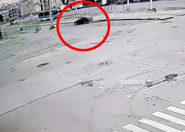 В Кемерове таксист врезался в торговый центр. ВИДЕО