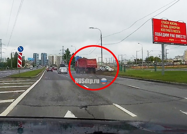 В Москве грузовик смял два автомобиля. ВИДЕО